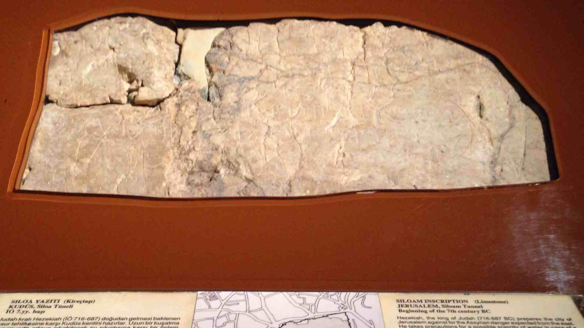 Inscription du tunnel d'Ezechias - Musée archéologique d'Istanbul, Turquie - Domaine public